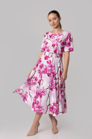 Rochie alba cu imprimeuri florale ciclam si centura in talie