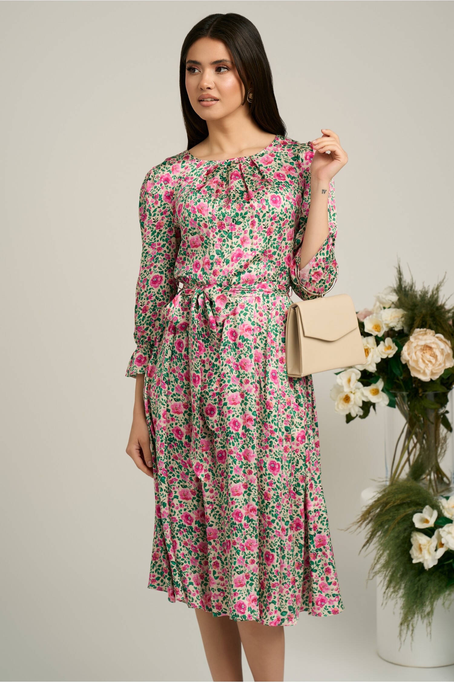 Rochie bej cu flori fucsia si cordon in talie din satin