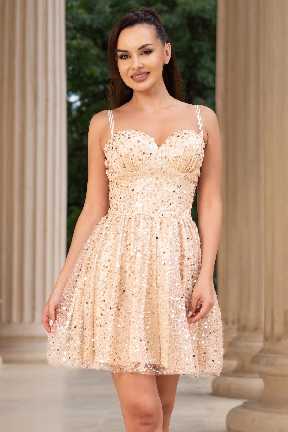 Rochie de ocazie mini crem in clos decorata cu paiete