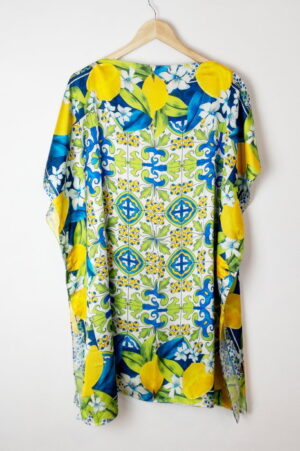 Rochie de plaja tip poncho din matase cu imprimeu mediteranean cu lamai pe alb