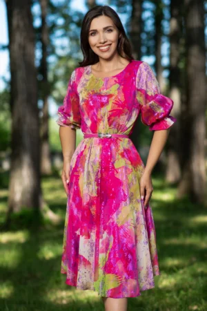 Rochie de zi in clos Aisha din voal fucsia cu imprimeu tip pictura