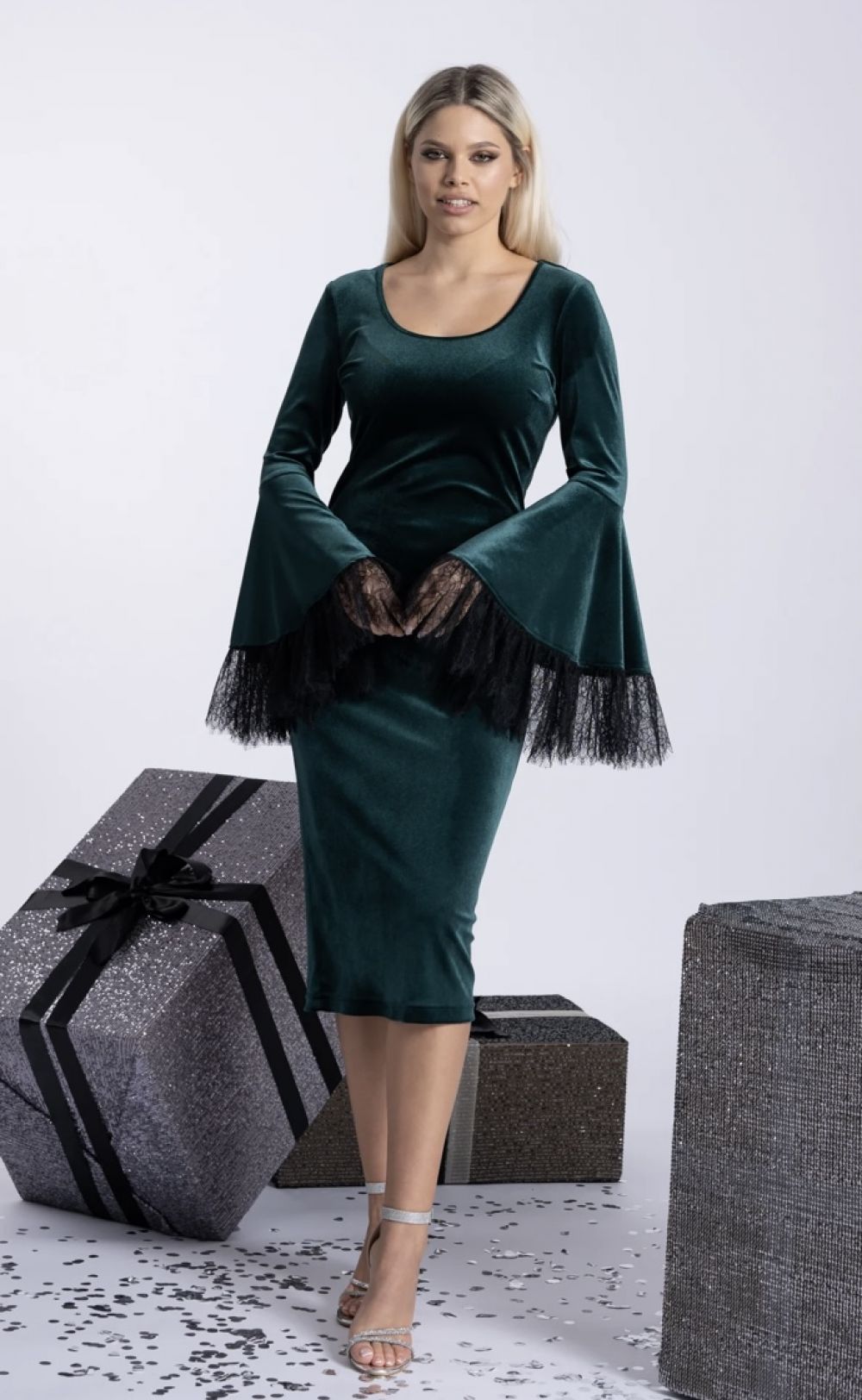 Rochie eleganta din catifea verde cu maneca clopot si terminatia din dantela Chantilly