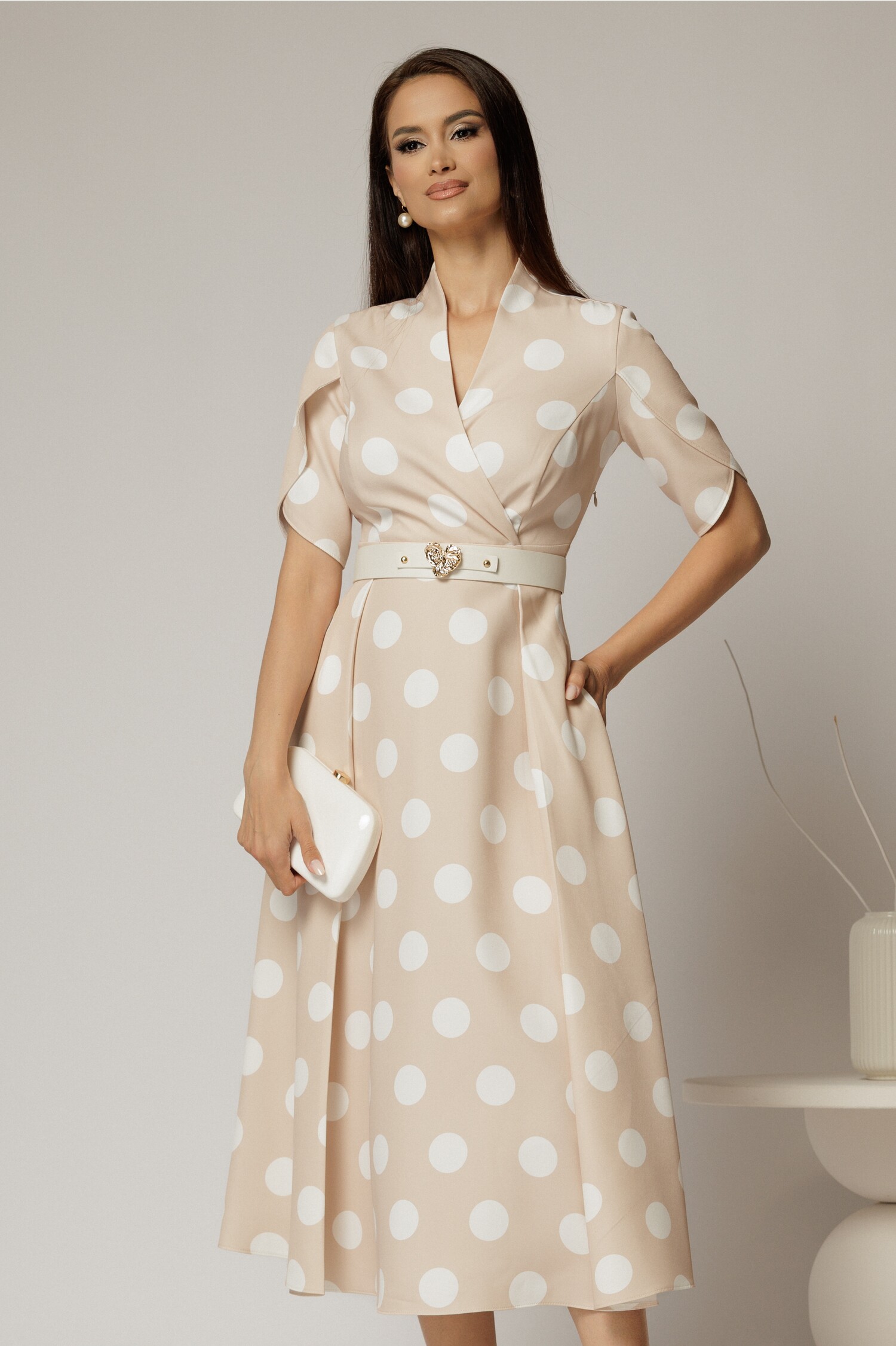 Rochie DY Fashion bej cu buline cu decolteu si maneci petrecute
