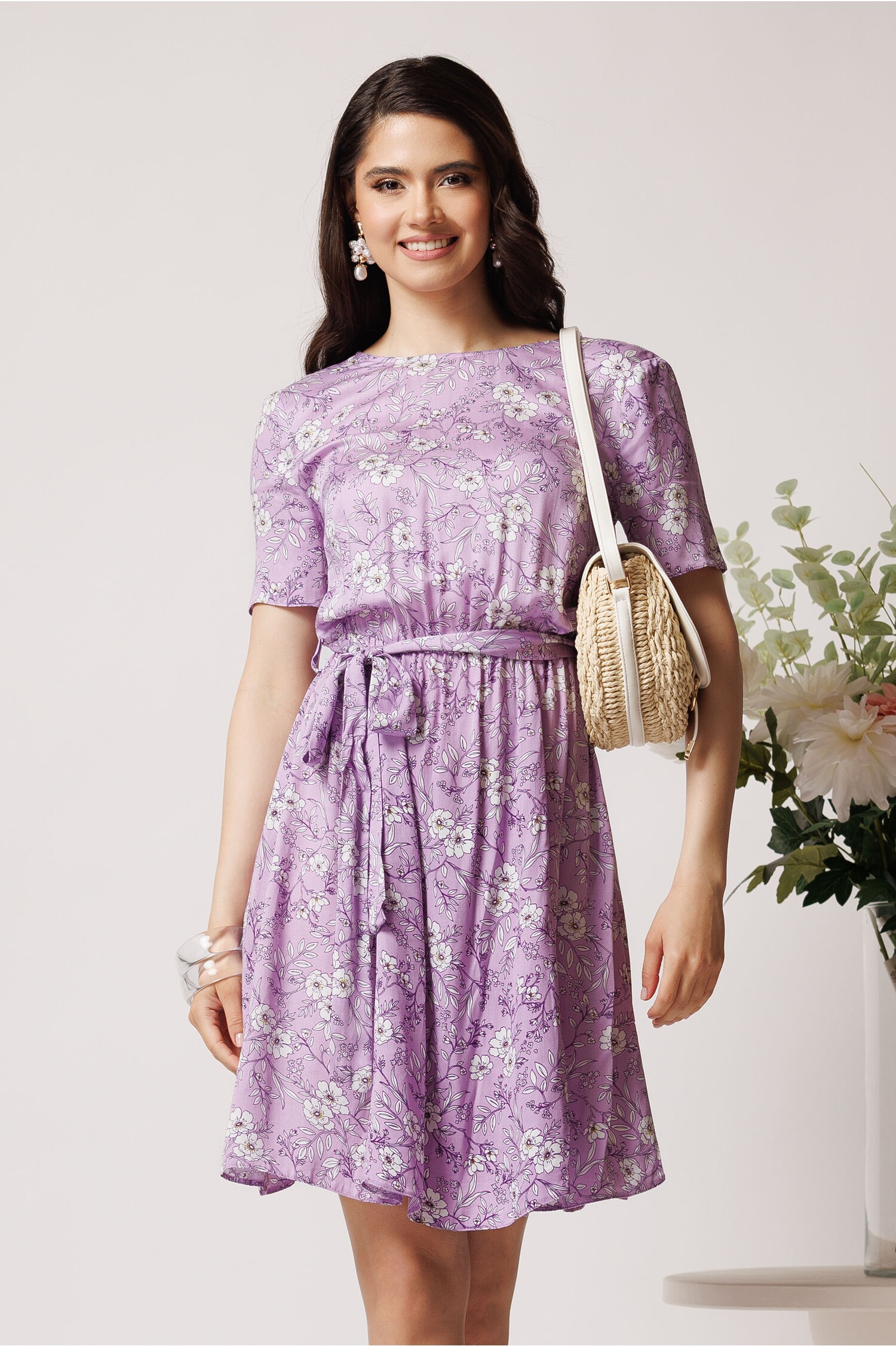 Rochie DY Fashion din viscoza lila cu imprimeu floral alb si cordon in talie