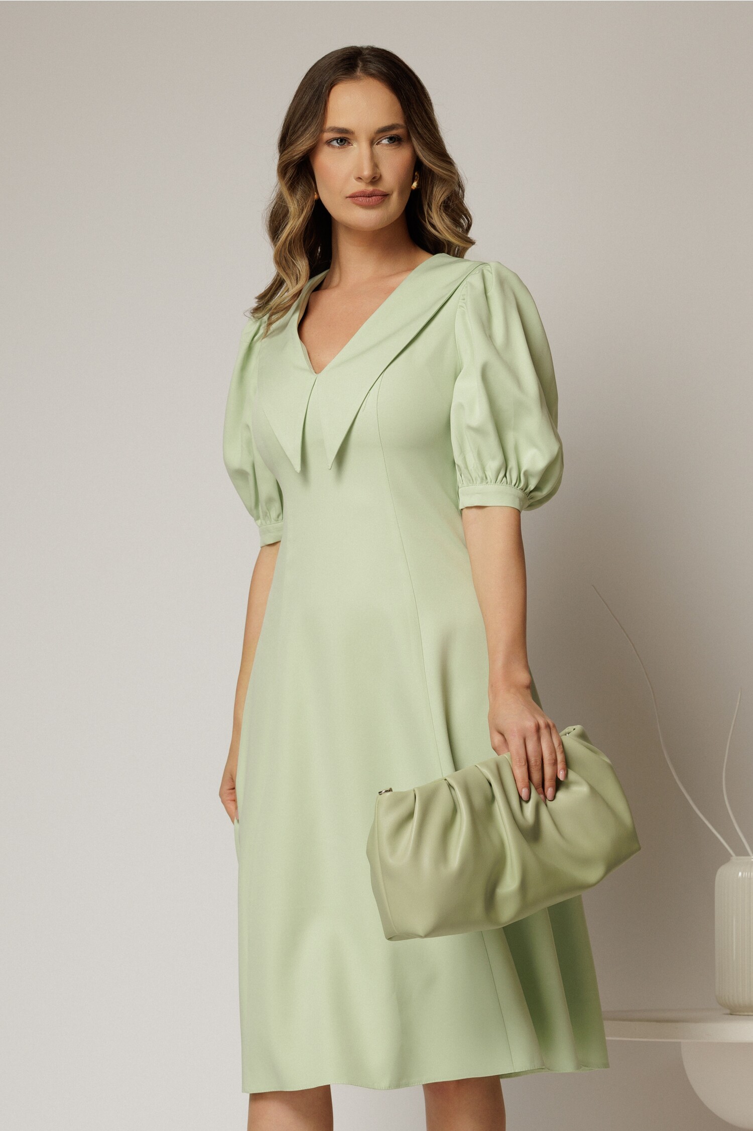 Rochie DY Fashion verde fistic in clini cu guler ascutit si maneci scurte bufante
