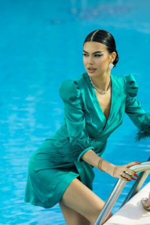 Rochie eleganta din material vaporos accesorizata cu pene