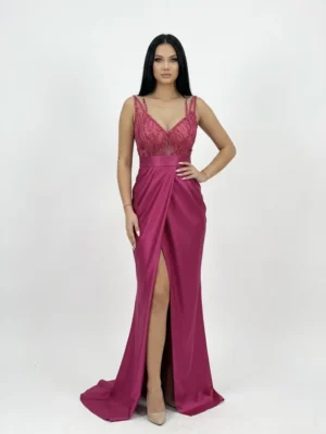 Rochie lunga fucsia conica cu slit pe mijlocul picioarelor si broderie pretioasa cu perle in partea superioara