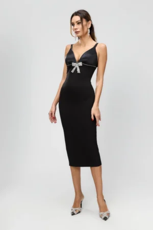 Rochie eleganta neagra mulata pe corp cu decolteu in V si accesoriu pretios