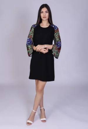 Rochie eleganta neara cu maneci din broderie florala colorata