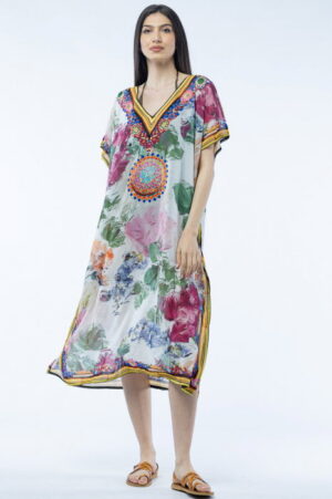 Rochie lunga de plaja tip poncho cu motive florale pe fond alb