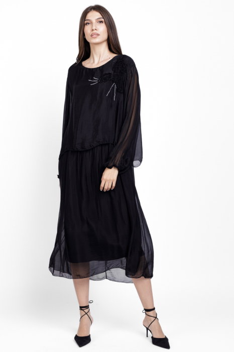 Rochie lunga neagra cu aplicatie floare si detaliu brodat argintiu