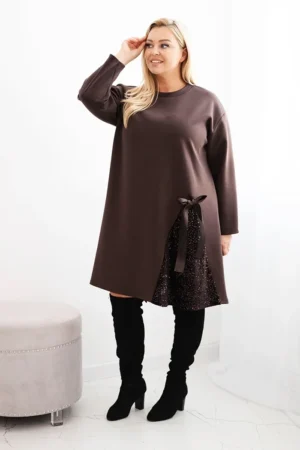 rochie-maro-marime-mare-cu-insertie-decorativa-din-paiete-si-funda-laterala