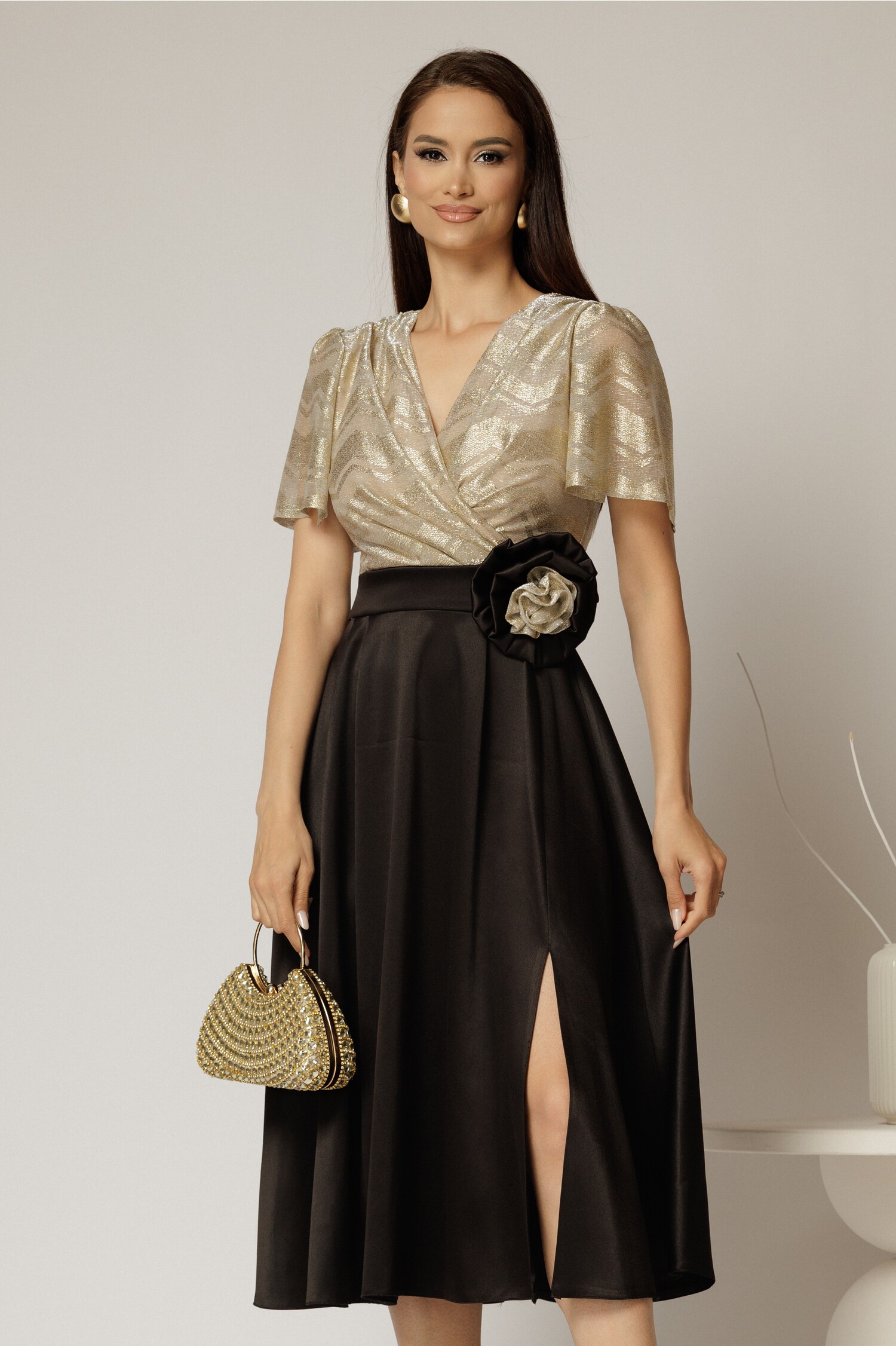Rochie midi neagra de ocazie cu bust auriu si brosa detasabil in talie