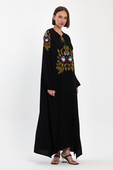 Rochie neagra A-line cu broderie traditionala pe piept si umeri