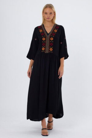 Rochie neagra cu broderie pe piept si maneci