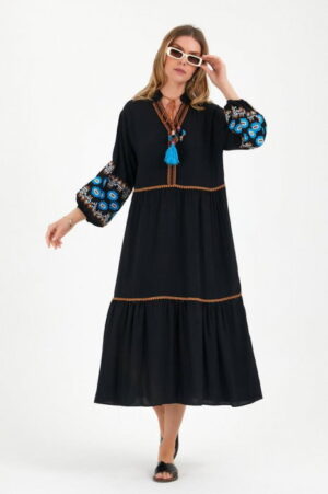 Rochie neagra cu volane si broderie pe maneci si decolteu