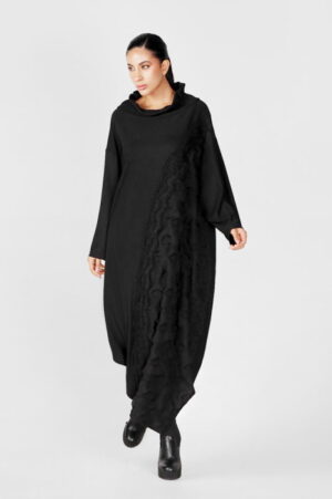 Rochie neagra in colturi cu insertie din voal si aplicatie oblica din dantela