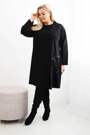 rochie-neagra-marime-mare-cu-insertie-decorativa-din-paiete-si-funda-laterala