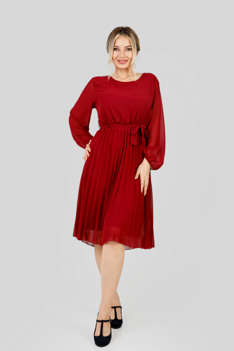 Rochie plisata grena cu cordon in talie si maneca lunga