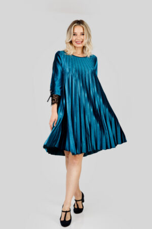 Rochie plisata turcoaz deschis din catifea cu insertie de dantela