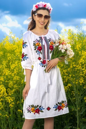 Rochie traditionala alba Casandra cu trandafiri brodati