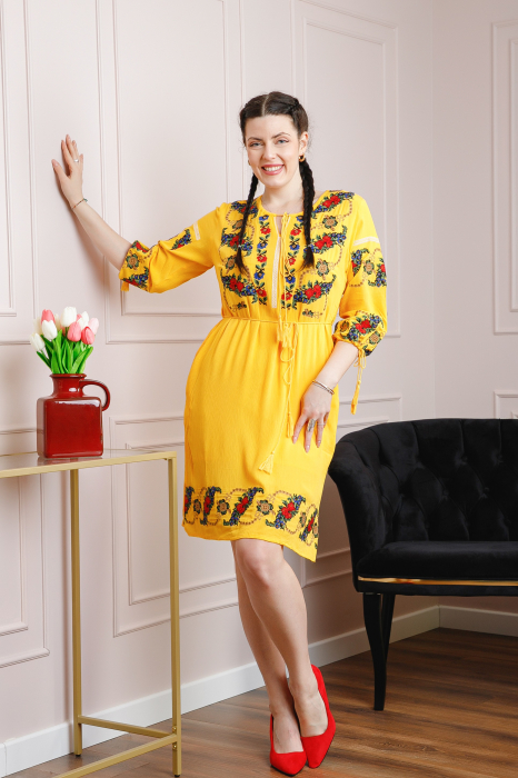 Rochie traditionala galbena cu motiv floral multicolor Afrodita 04