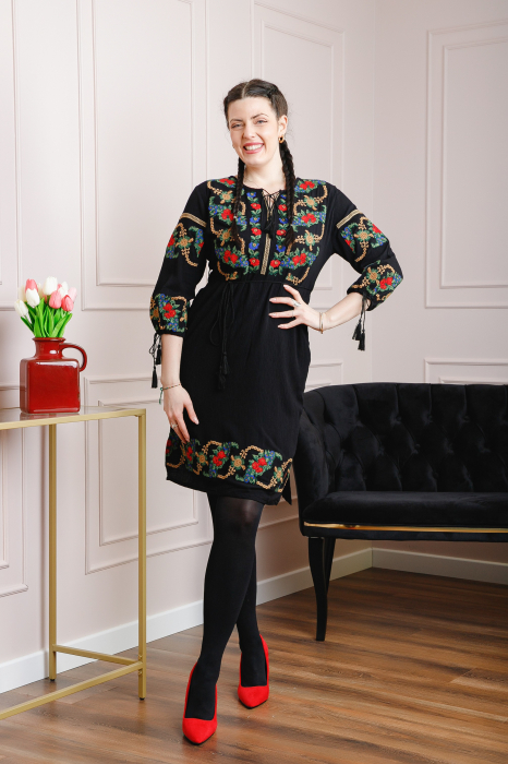 Rochie traditionala neagra cu motiv floral multicolor Afrodita 03