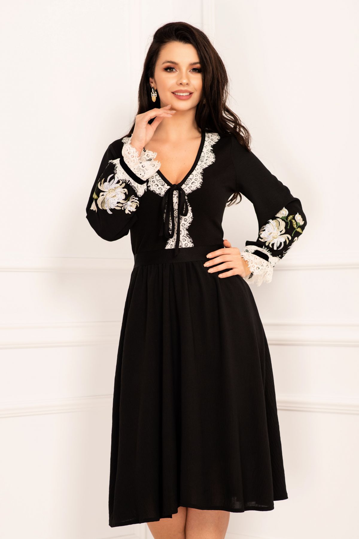 Rochie de zi in clos cu broderie florala ecru si dantela aplicata