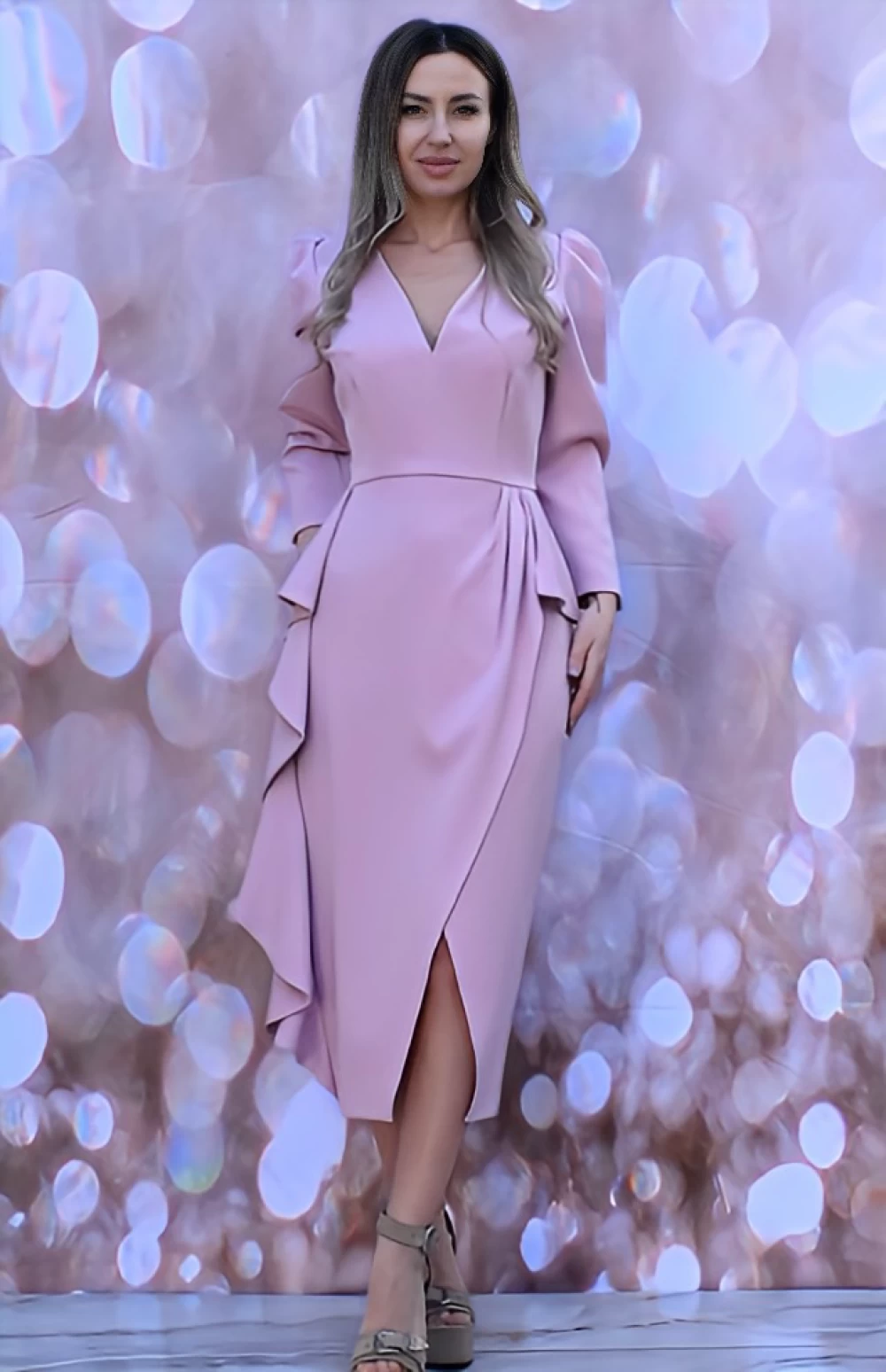 Rochie eleganta midi cu slit pe picior si volan in lateral