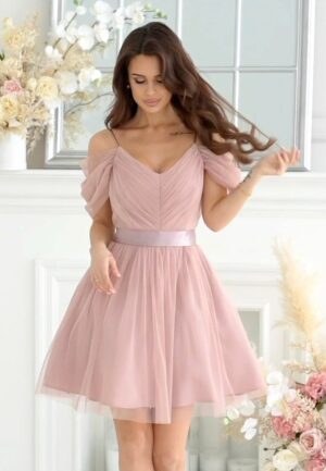 Rochie babydoll scurta roz prafuit din tulle cu umerii goi Cayenne