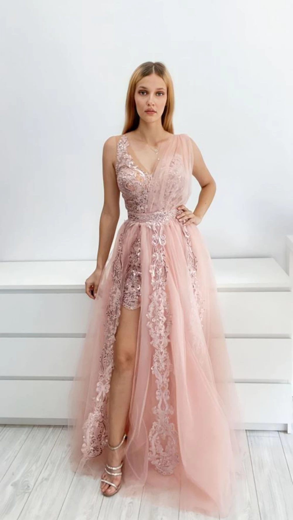 Rochie eleganta roz pudra cu broderie pretioasa in partea superioara