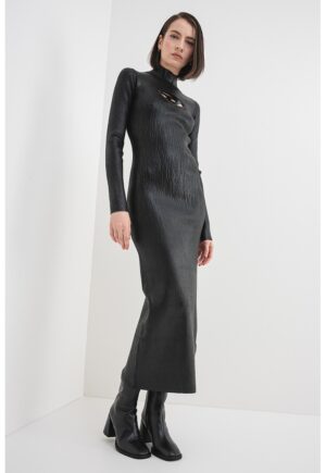 Rochie cu model monograma - decupaj si guler mediu M-Zary-B - Negru