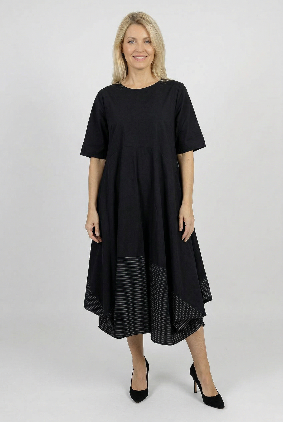 Rochie midi neagra oversized cu croi amplu si detalii contrastante in dungi la baza